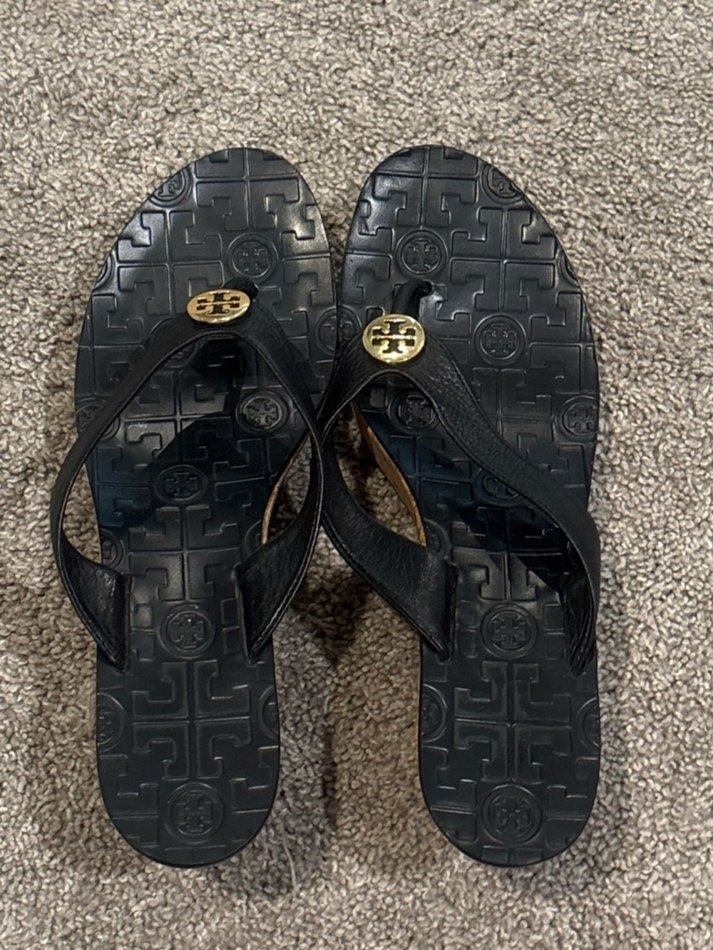 Tory Burch Black Leather Logo-Emblem Flip wedges/Sandals